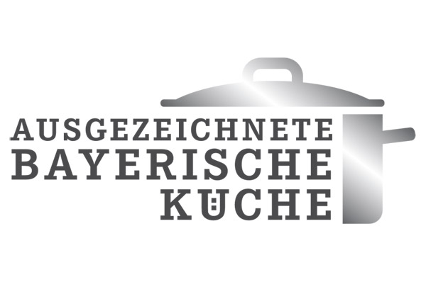 Logo „Ausgezeichnete bayerische Küche“, silberne Schrift auf weißem Hintergrund und stilisierter Kochtopf.